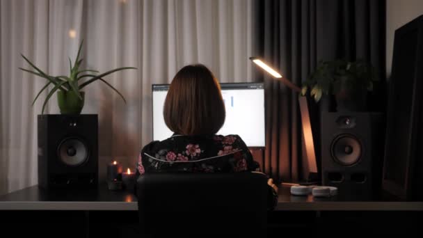Mujer joven que trabaja en el escritorio de la oficina utilizando el ordenador para el informe financiero de la empresa — Vídeo de stock