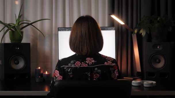 Mujer saliendo del escritorio del lugar de trabajo. Mujer usando el ordenador, mirando gráficos y diagramas, haciendo informe financiero en línea — Vídeo de stock