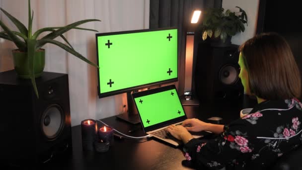 オフィスのデスクに座って、緑の画面でコンピュータ上で作業する実業家 — ストック動画