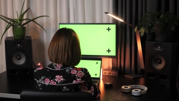 사무실 책상에서 일하는 여자. 컴퓨터로 타이핑하고 연구하는 여성에 초점을 맞추고 있습니다. — 비디오