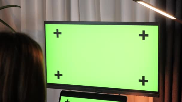 Komputer makieta zielony ekran wyświetlacz. Skupiona kobieta korzystająca z laptopa — Wideo stockowe