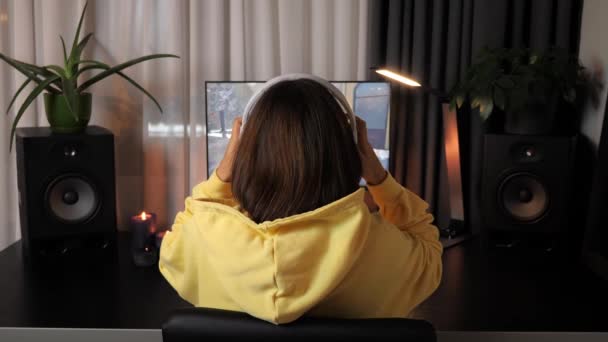 Женщина-геймер, играющая в онлайн-игры на персональном компьютере в современном домашнем столе — стоковое видео