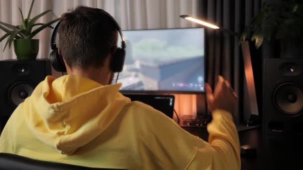 Professionele gamer in hoofdtelefoons met live stream spelen van online video game — Stockvideo