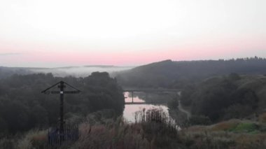 Gün doğumunda sakin, dolambaçlı bir nehir. Gün doğumunda destansı doğa manzarası