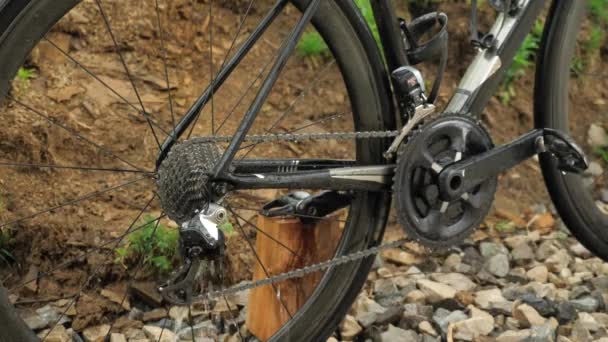 Cadena de lavado de bicicletas y cassette con agua. Lavado de bicicletas con manguera — Vídeos de Stock