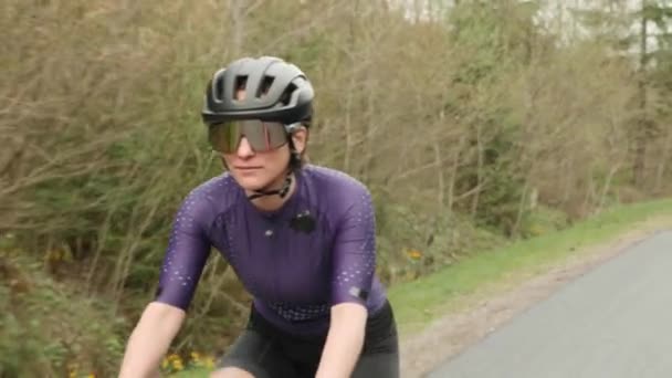 Bisiklet süren kadın portresi. Dağlarda bisiklet süren formda bir sporcu. — Stok video