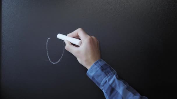 Handschrift woord Open op schoolbord. Man schrijft Open met krijt op schoolbord — Stockvideo