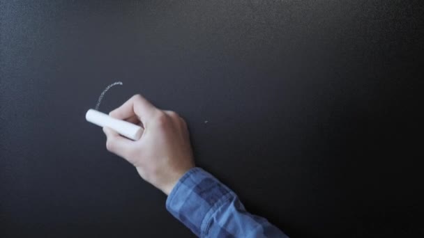 "Fechado "escrito em quadro-negro. Homem escrevendo palavra fechada com giz no quadro negro — Vídeo de Stock