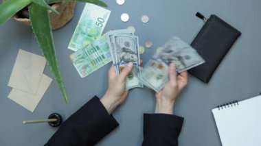 Para sayıyorum. İş kadını ofiste 100 dolar nakit sayar.