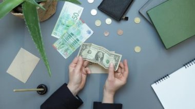 Elinde bir dolarlık banknot tutan kadın. Dünya ekonomisi krizi. Nakit para toplama