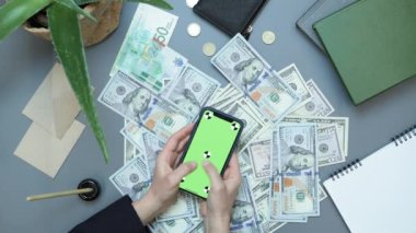 Çevrimiçi yatırımlar, başarı kavramı. İnternet yatırımları. Yeşil ekranlı akıllı telefon
