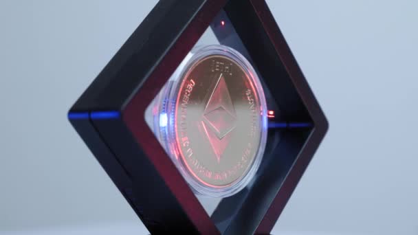 Monedă Ethereum Lumină Roșie Albastră Mineritul Criptomonedelor Blockchain Bursa Valori — Videoclip de stoc
