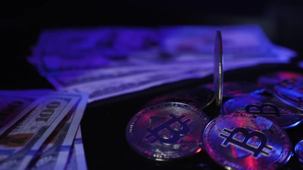 Bitcoin Luzes Vermelhas Azuis Moeda Btc Girando Sobre Fundo Dinheiro — Vídeo de Stock