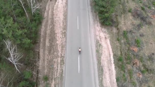 Bisikletli Bisikletçi Boş Yol Boyunca Bisiklet Süren Atlet Pedalları Bisiklet — Stok video