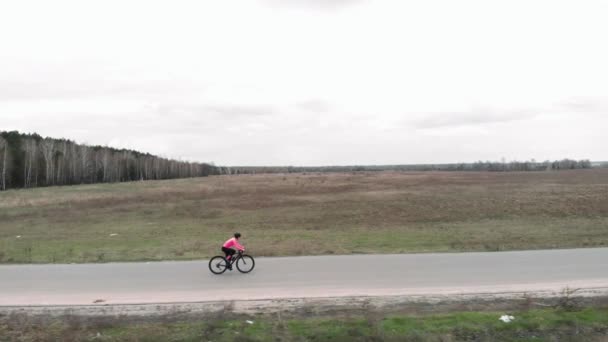 Велоспорт Открытом Воздухе Женщина Дорожном Велосипеде Тренировка Триатлона Велосипеде Подготовка — стоковое видео