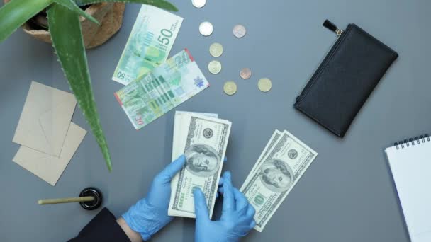 Mulher mãos em luvas de proteção com pilha de dinheiro, contando notas de dólares americanos — Vídeo de Stock