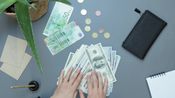 Kobieta dająca pieniądze w biurze, widok z góry. Ręce przy banknotach studolarowych — Wideo stockowe