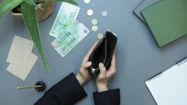 Crisis financiera. Mujer abriendo billetera de cuero negro, poniendo moneda de dinero — Vídeo de stock