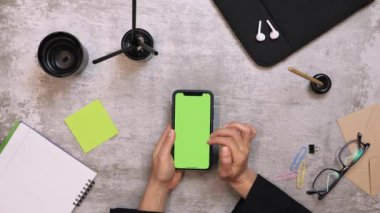 Yeşil ekranlı akıllı telefon kullanan kadın, kaydırmalı haber, fotoğraflara tıklama