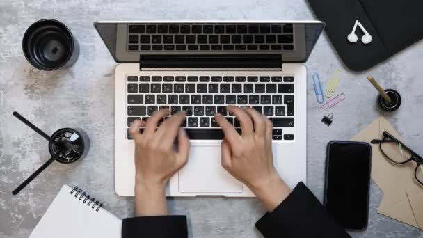 Vista aérea del escritorio con computadora portátil y manos femeninas escribiendo y cerrando la computadora portátil — Vídeo de stock