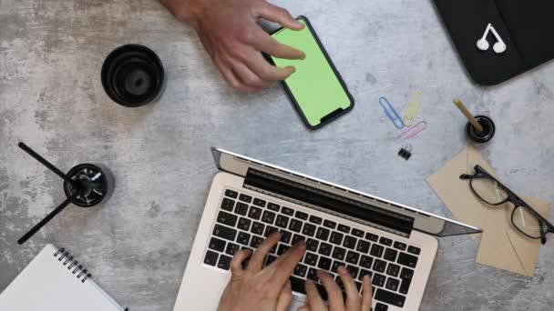 Gente de negocios que trabaja en laptop y smartphone con pantalla verde en el escritorio — Vídeo de stock