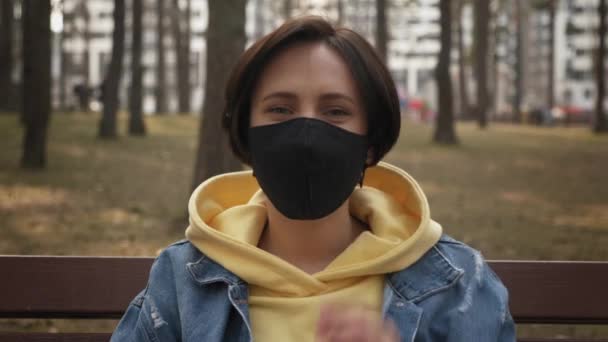 Portrét mladé půvabné ženy svlékající ochrannou masku obličeje a usmívající se — Stock video