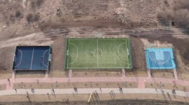 Futbol ve sokak top sahaları ile aktif oyun alanının hava aracı görüntüsü