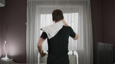 Motivasyonlu adam karantina sırasında evdeki koşu bandında kardiyo egzersizleri yapıyor.