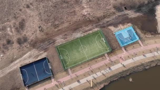 Moderno parco giochi sportivo con campi da calcio e basket lungo il lungomare — Video Stock