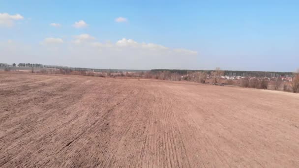 Geploegd veld. Drone vloog in het voorjaar over landbouwgebied. Gecultiveerd landbouwbedrijf — Stockvideo