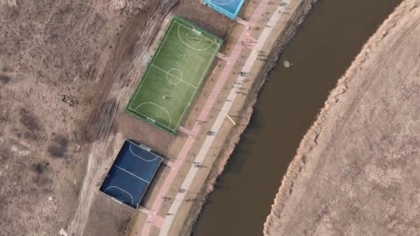 Actieve mensen die buiten basketbal en voetbal spelen. Sportgebied bij de promenade — Stockvideo