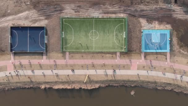 Campos de futebol, futebol e basquete em playground esportivo no bairro da cidade moderna — Vídeo de Stock