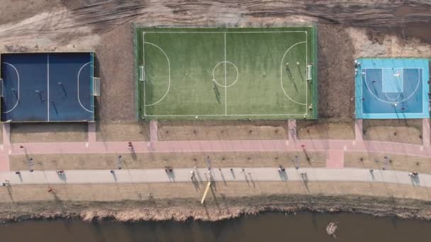 Área desportiva moderna com campos de treino, futebol e basquetebol. Jogar jogos ao ar livre — Vídeo de Stock