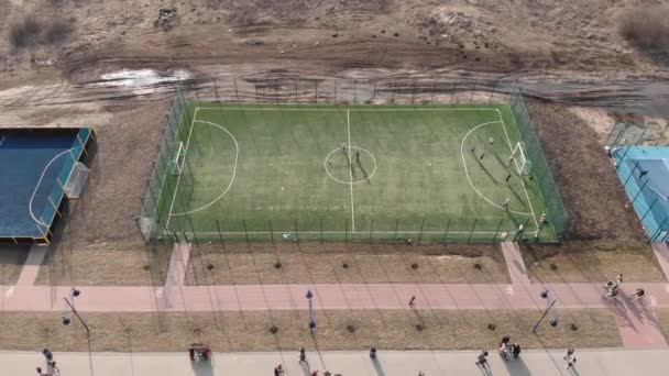 Giovani attivi che giocano a calcio sul moderno campo da calcio. Sport parco giochi attivo — Video Stock