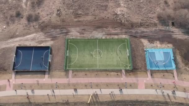 Vista aérea del dron del patio de recreo activo deportivo con campos de fútbol y de pelota callejera — Vídeo de stock