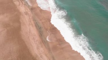 Coronavirus Covid-19 salgını sırasında mavi deniz dalgalarıyla dolu boş deniz kıyısı.