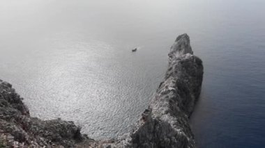 Denizde kayalık dağın yüksek uçurumları. Boş kaya uçurumunun muhteşem hava manzarası.