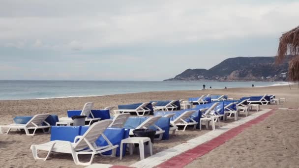 Sauberer Strand ohne Menschen während der Coronavirus-Pandemie covid-19 mit leeren Sonnenliegen — Stockvideo
