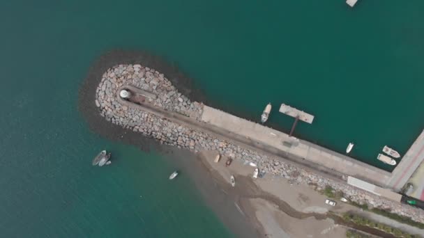 Faro in baia con acqua di mare turchese. Drone che sorvola il porto turistico in porto — Video Stock