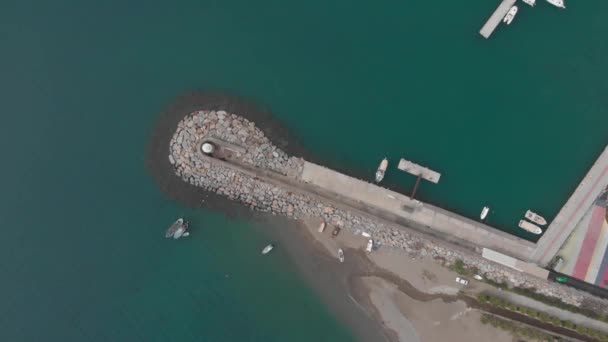 Phare de navigation maritime depuis la vue aérienne. Phare historique à Alanya, Turquie — Video