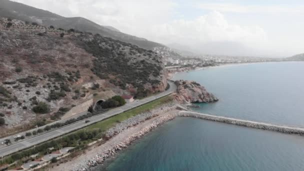 Linia brzegowa Alanyi, Turcja. Wybrzeże z drogi samochodowej, miasta i gór — Wideo stockowe