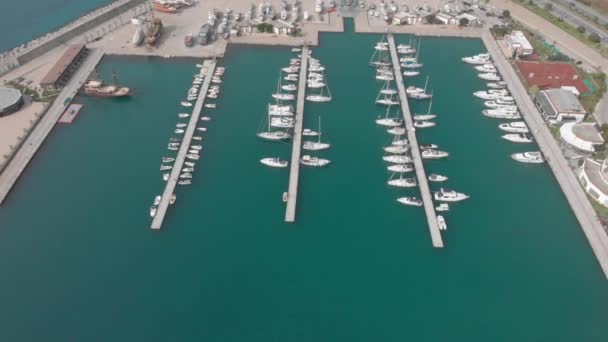 Yachts de luxe et voiliers sont amarrés dans la marina au lagon bleu — Video