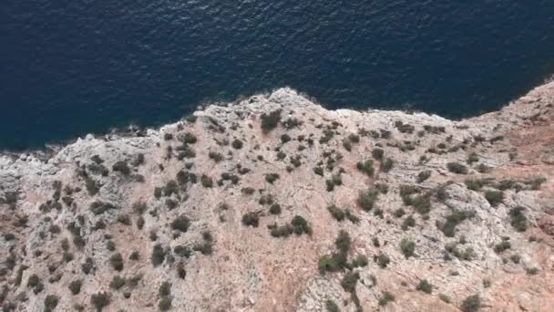 Άγρια βραχώδης παραλία, εναέρια άποψη drone. Στην άκρη του βράχου — Αρχείο Βίντεο