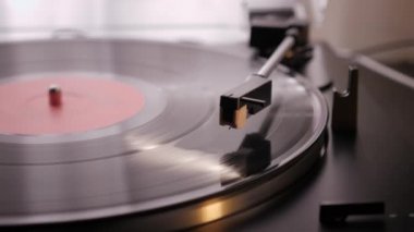 Vinil çalar. Vinil çalıyor. Eski model döner platformu kapatılıyor. Kapatın.