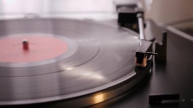 Vinil plak çalar. Klasik turntable. İğne plaktan çalınıyor. Müzik konsepti