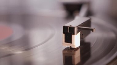 Turntable Tonearm vinil plak çalıyor. Dönen plak çalar. Turntable vinil plak çalar