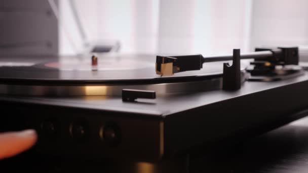 Hand turning off vintage vinyl record. Needle rises from vinyl record turntable — Stock Video