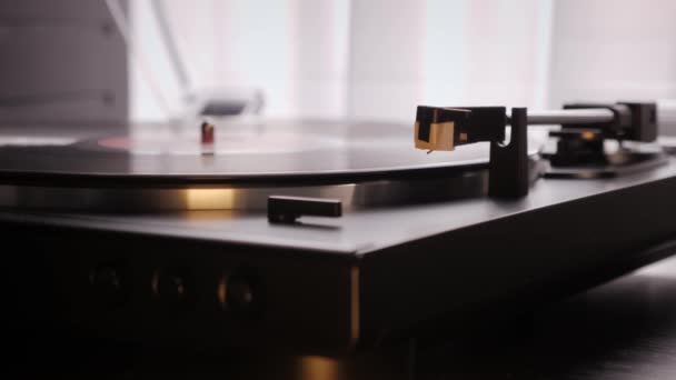 Record player. Playing vinyl music. Hand turns on vintage vinyl record — Stock Video