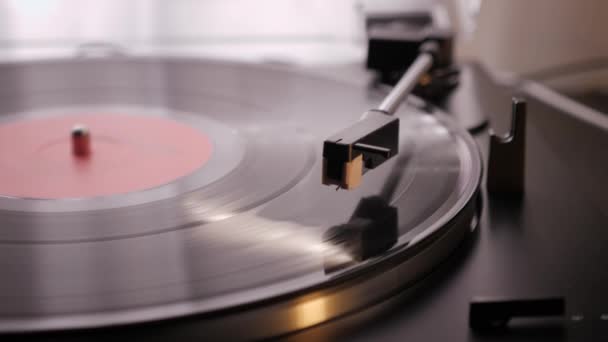 Vinyl player. Vinyl playing. Turning off vintage retro turntable, close up — Stock Video