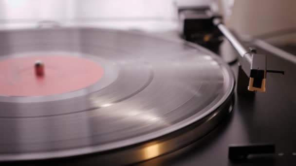 Automatically turning on vinyl record player. Needle plays on retro vinyl record — Stock Video